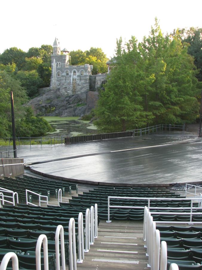 1024px-Delacorte_Theater_stage_viewed_from_aisle_M-N